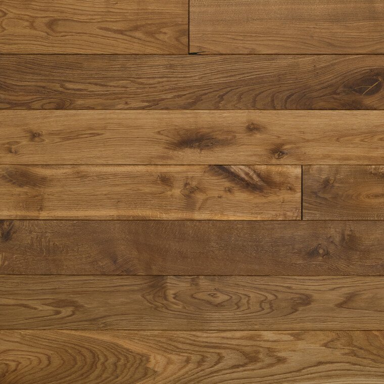 EICHE MARKANT ANGERÄUCHERT